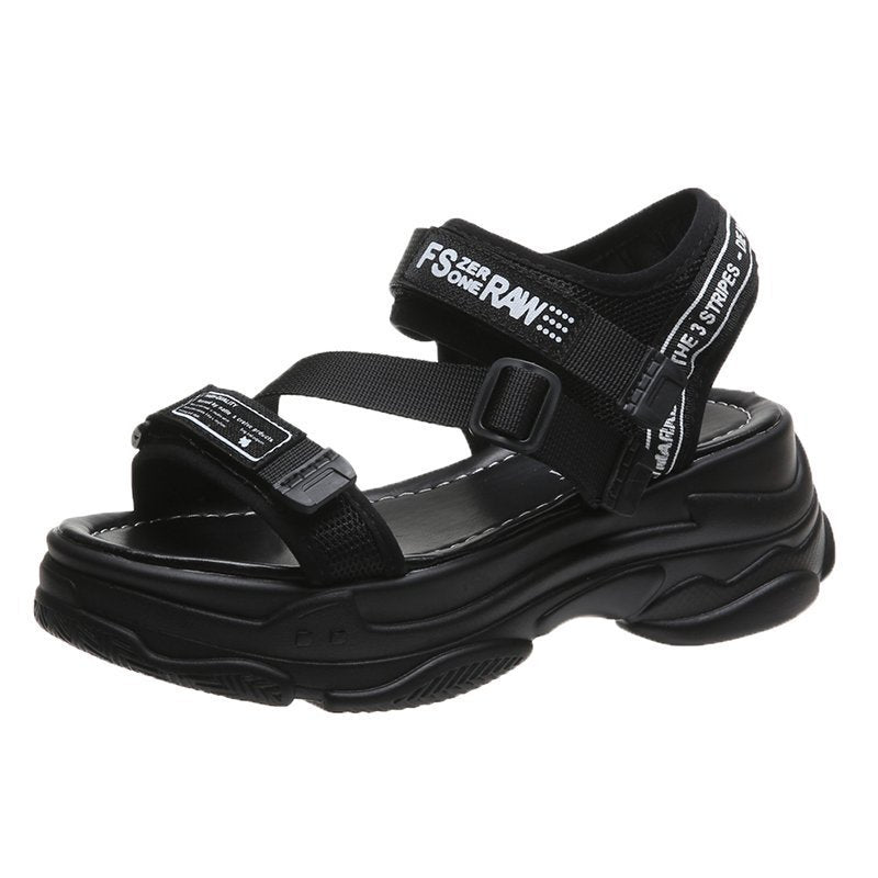 Sportliche moderne Sandalen