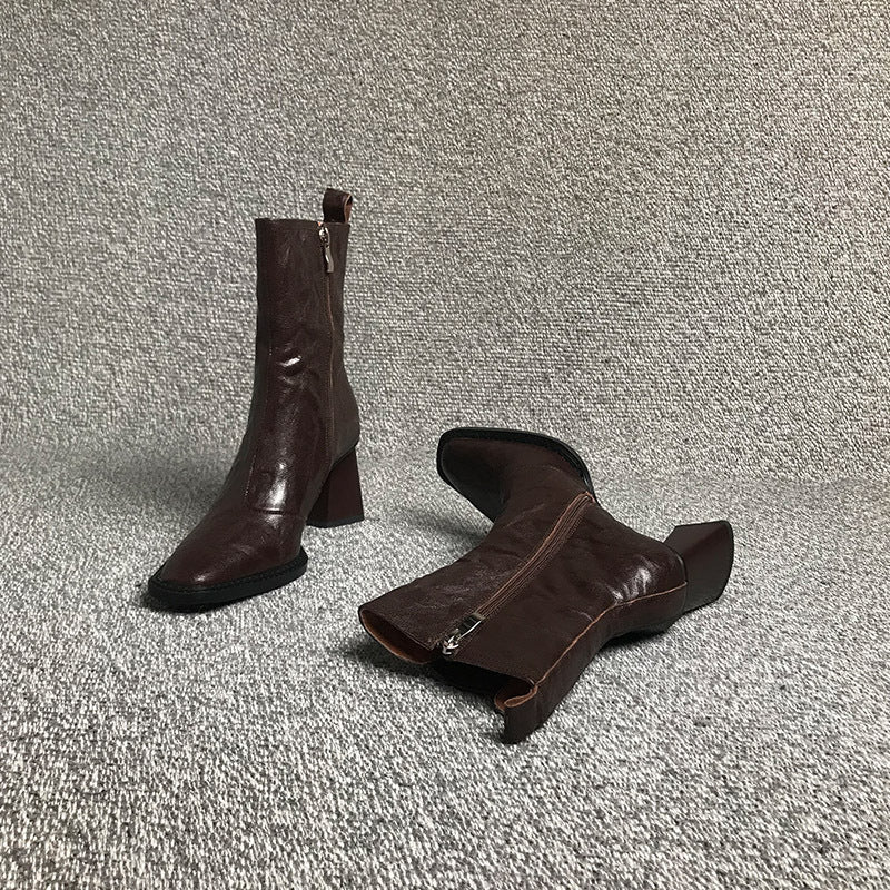 Quadratische Stiefel mit klobigen Absätzen