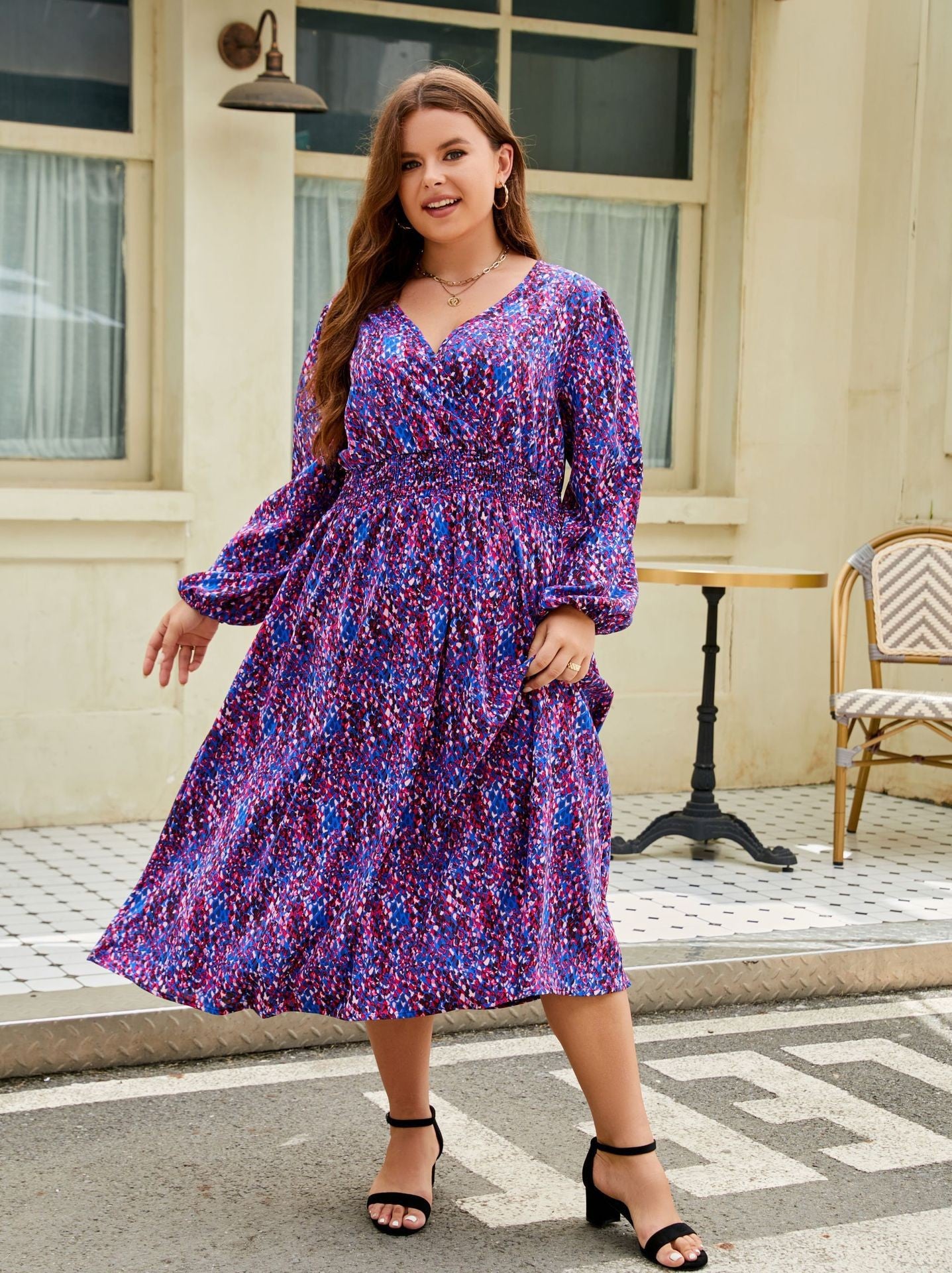 Plus Size Kleid mit langen Ärmeln und V-Ausschnitt