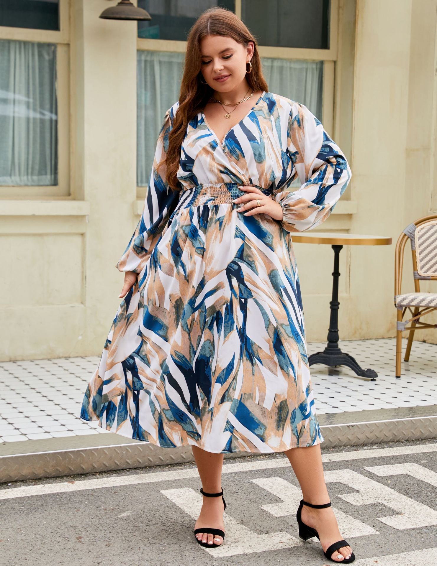 Plus Size Kleid mit langen Ärmeln und V-Ausschnitt