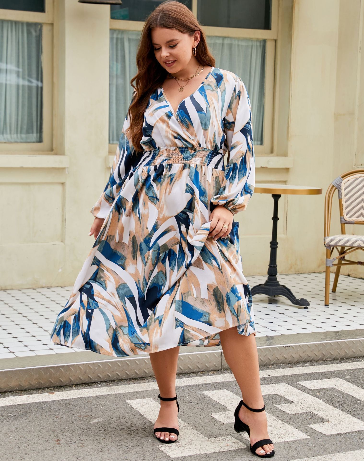 Plus Size Kleid mit langen Ärmeln und V-Ausschnitt