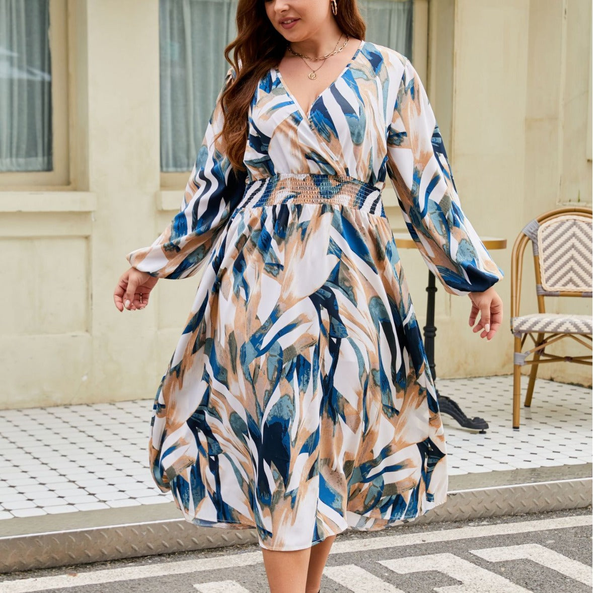 Plus Size Kleid mit langen Ärmeln und V-Ausschnitt