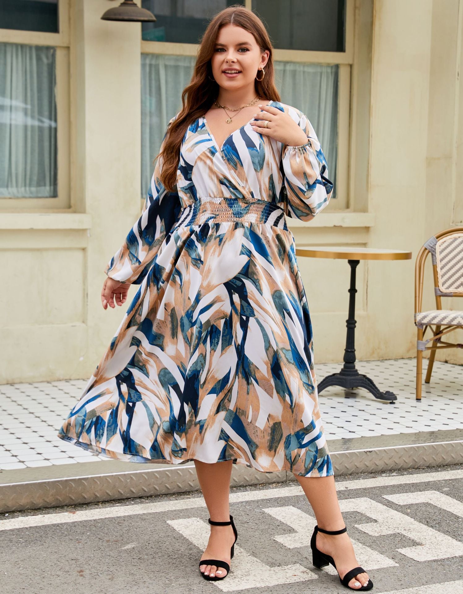 Plus Size Kleid mit langen Ärmeln und V-Ausschnitt