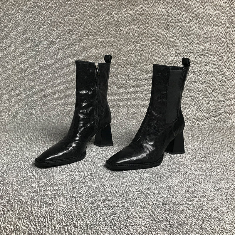 Quadratische Stiefel mit klobigen Absätzen